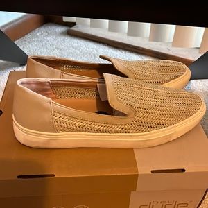Steve Madden khaki slip-on tennis shoes women’s 8.5